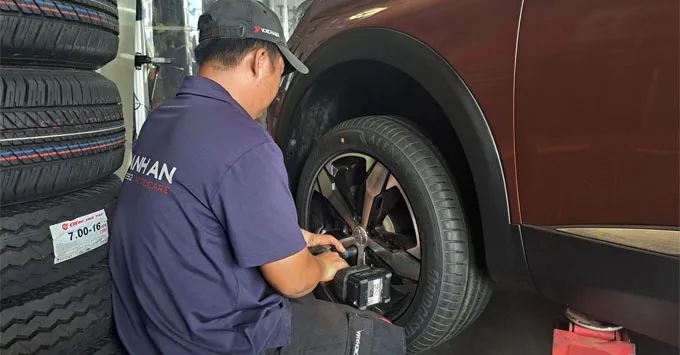 Hướng dẫn thay lốp xe ô tô tại nhà đơn giản nhất