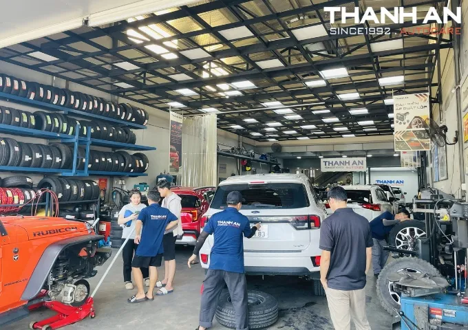 Trung tâm vỏ xe ô tô chính hãng chuyên phân phối lốp xe toàn Việt Nam