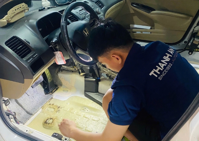 Kỹ thuật viên xử lý sàn xe Honda Civic bị ngập nước tại gara