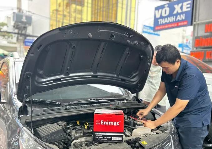 Kỹ thuật viên kiểm tra trước khi thay bình ắc quy xe ô tô