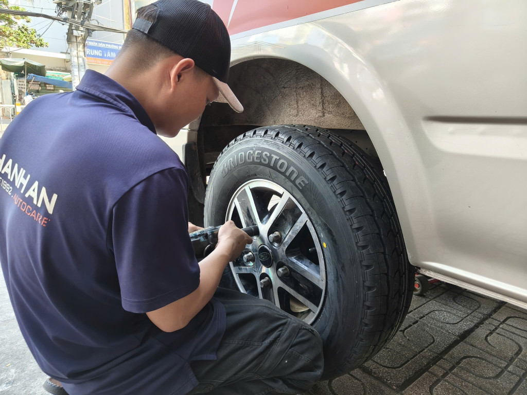 Ford Transit vỏ xe Bridgestone 215-75R16C 116R 10 (3)