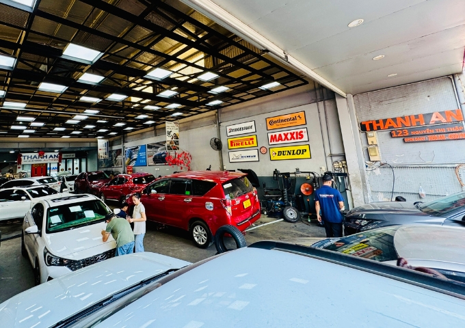 Hình ảnh gara Thanh An Autocare đang đoán tiếp khách hàng đến sử dụng các dịch vụ