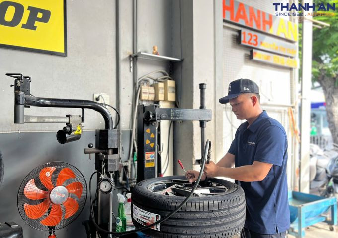 hyundai-custin-thay-mot-lop-hankook-225-55r18 (2)