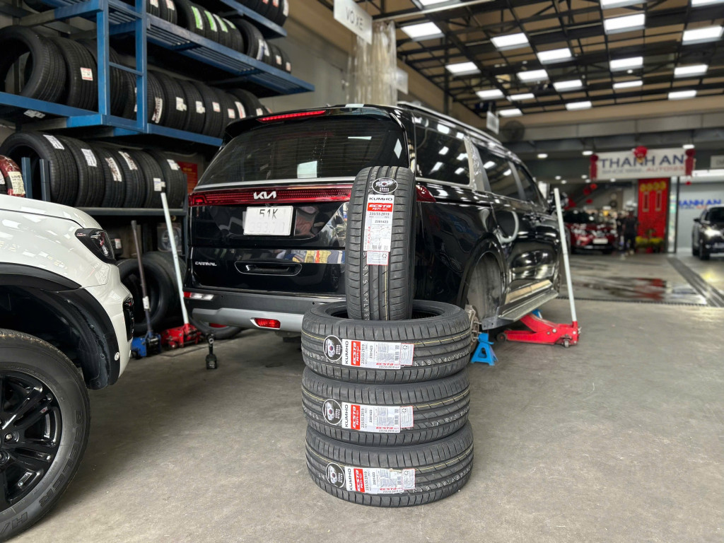 Thực hiện thay vỏ xe Kumho 235/55r19 mới cho Kia Carnival tại gara nhằm đảm bảo hiệu suất phanh tốt nhất