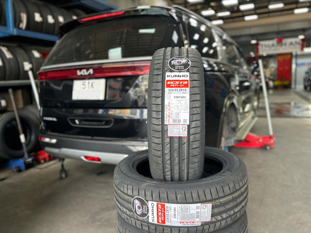 Kia Carnival thay vỏ xe Kumho 235/55r19 chịu tải tốt giúp xe gia đình di chuyển ổn định trên đường dài