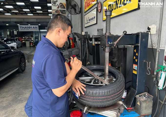 kia-cerato-thay-2-lop-bridgestone-215-45r17-turanza-t005a-thai-lan (1)