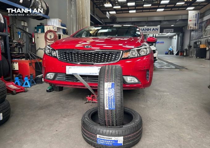 kia-cerato-thay-2-lop-bridgestone-215-45r17-turanza-t005a-thai-lan
