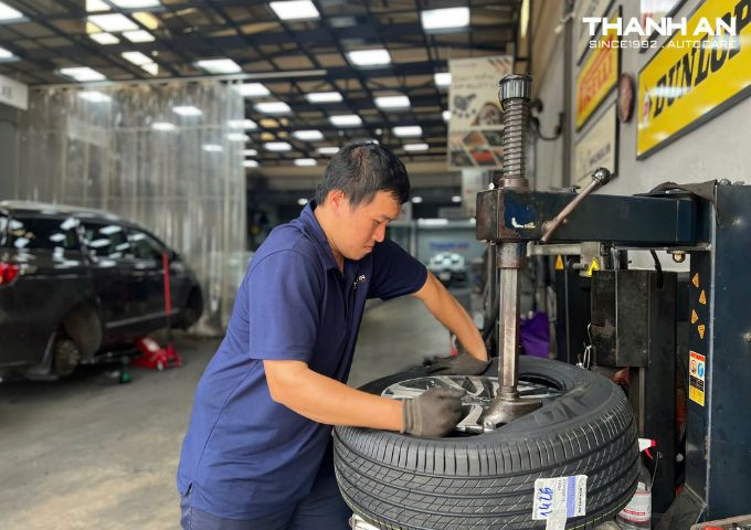 kia-sedona-thay-4-lop-michelin-235-60r18-primacy-3-st-thai-lan (1)