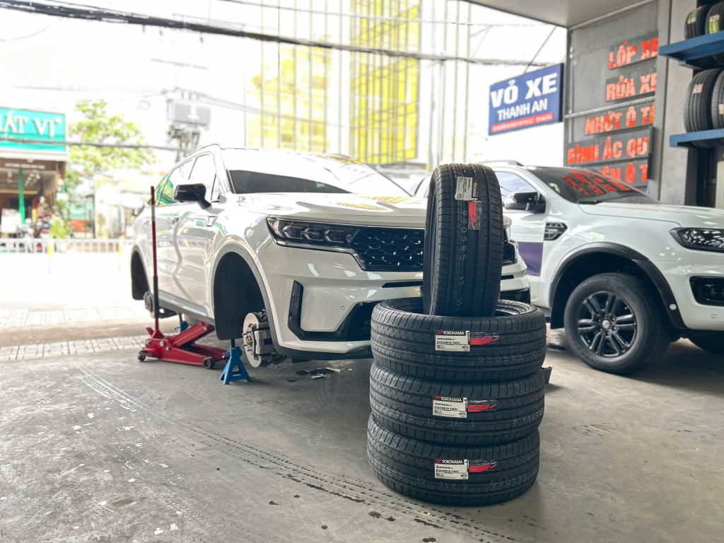 Xe Kia Sorento thay vỏ xe Yokohama 235/55r19 bám đường tốt tại hệ thống gara chăm sóc xe Thanh An AutoCare