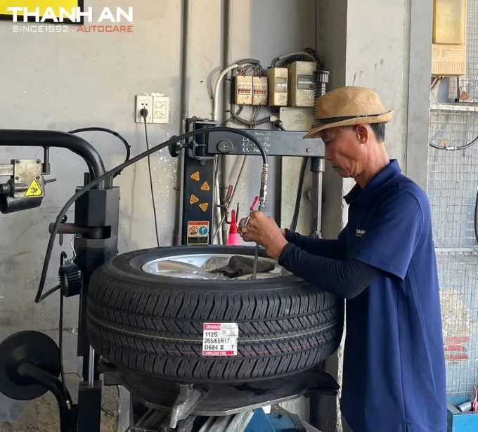 Thay lốp xe ô tô Bình Định: Giao tận nơi, đúng giá, chính hãng