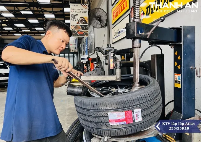 So Sánh Chi Tiết Lốp Atlas và Michelin: Lựa Chọn Nào Tối Ưu Cho Bạn?