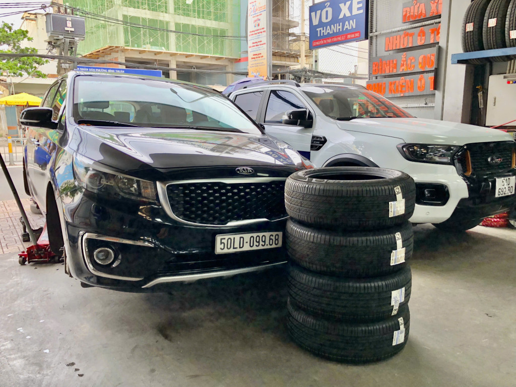 Hình ảnh chi tiết mâm xe Kia Sorento thay lốp Michelin 235/60R18 Primacy 3 ST Thái Lan tại gara.