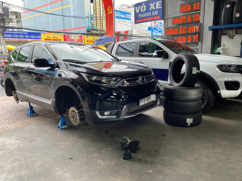 Dịch vụ thay lốp xe Honda CR-V dòng Michelin 235/60R18 Primacy 3 ST Thái Lan uy tín tại gara.