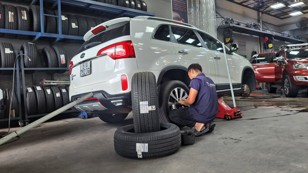 Kia Sorento hoàn thành việc thay bộ vỏ Michelin 235/60R18 Primacy 3 ST chất lượng tốt tại gara.