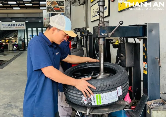 Thay Lốp Xe Ô Tô Quận 1: Chính hãng, Giá tốt, Uy tín
