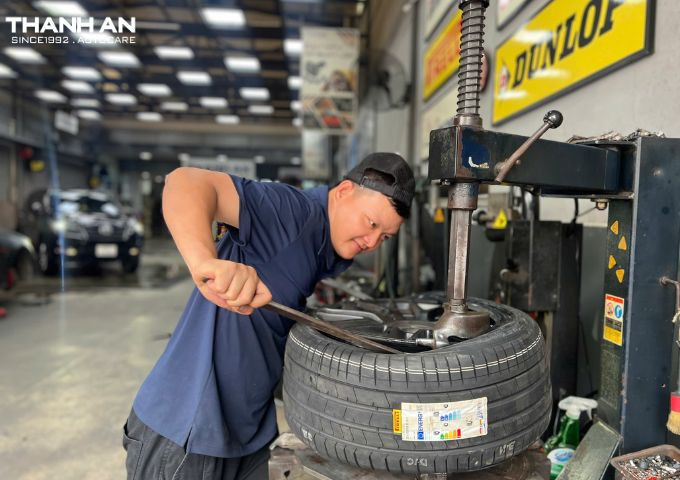 mercedes-benz-e63-thay-lop-pirelli-p-zero-pz4-run-flat-romania-255-35r19-va-225-40r19 (1)