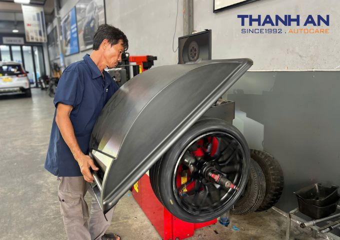 mercedes-benz-e63-thay-lop-pirelli-p-zero-pz4-run-flat-romania-255-35r19-va-225-40r19 (2)