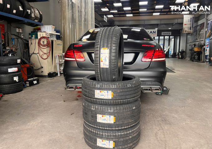 mercedes-benz-e63-thay-lop-pirelli-p-zero-pz4-run-flat-romania-255-35r19-va-225-40r19