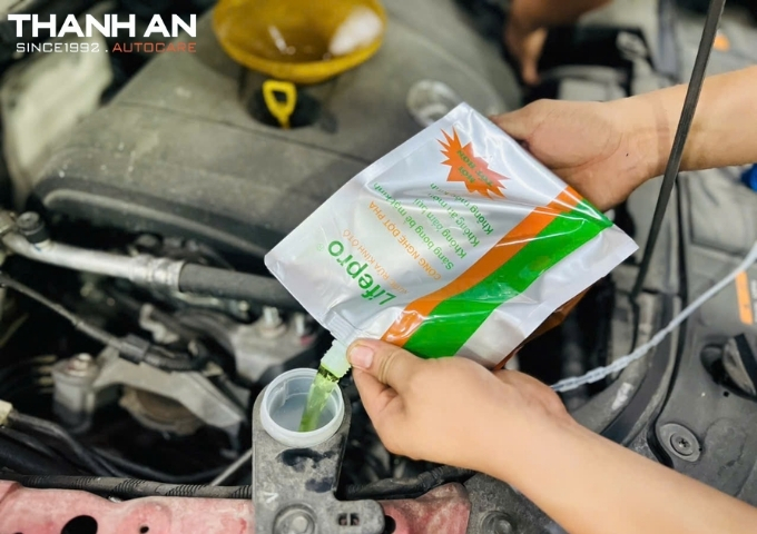 Tại sao 90% tài xế sai lầm khi dùng nước lã rửa kính?