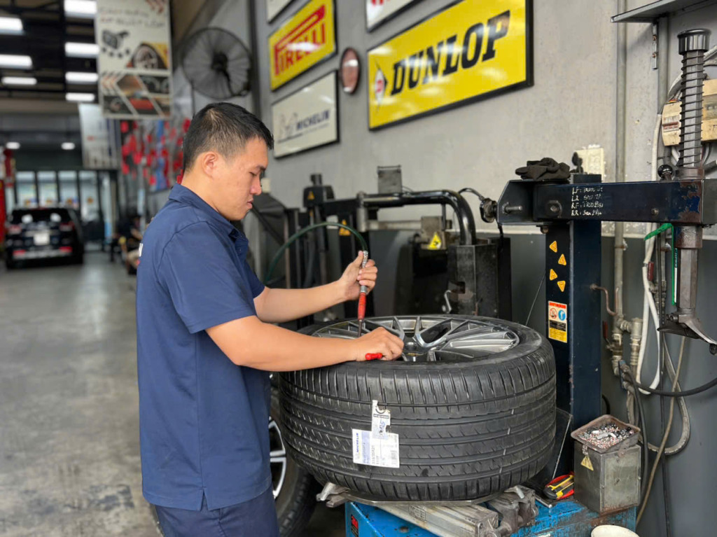 Xe Porsche Cayenne nâng cấp lốp Michelin 285/40R21 và 315/35R21 tại Thanh An AutoCare