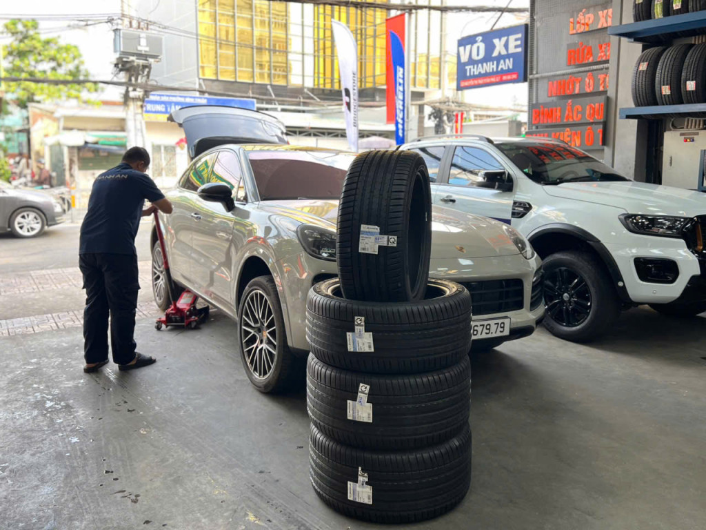 Dịch vụ thay lốp Michelin 285/40R21 và 315/35R21 cho Porsche Cayenne tại gara Thanh An