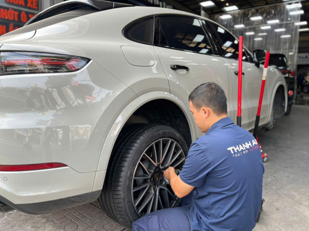 Chi tiết thay lốp Michelin Pilot Sport 4 SUV FRV cho dòng Porsche Cayenne ở Thanh An