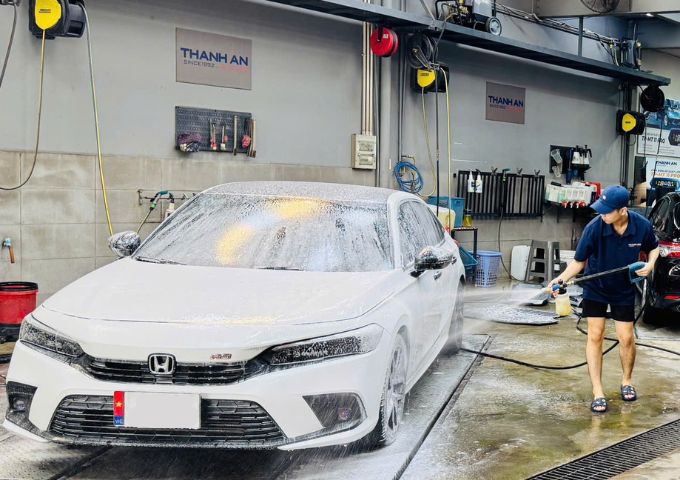 Hình ảnh rửa xe ô tô tại garage với công nghệ không chạm
