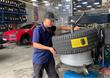 thay 2 Lốp pirelli 275 45r20 scorpion all season plus3 mexico cho xe porsche cayenne quận 7 tphcm