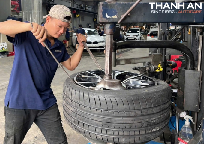 thay-lop-bmw-520i-chinh-hang-thanhanautocare