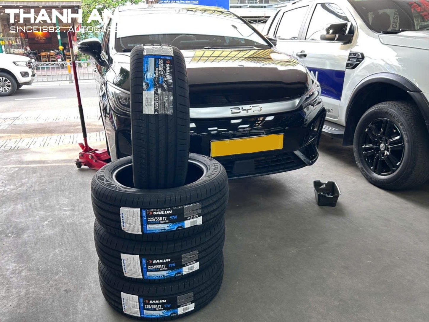Hình ảnh thực tế xe byd m6 đang thay 4 lốp ô tô Sailun 225/55R17 tại đại lý lốp Sailun Thanh An Autocare
