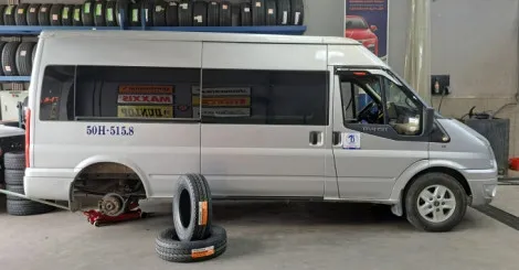 Thay lốp xe bridgestone 21575R16C cho xe ford transit taiquận 7