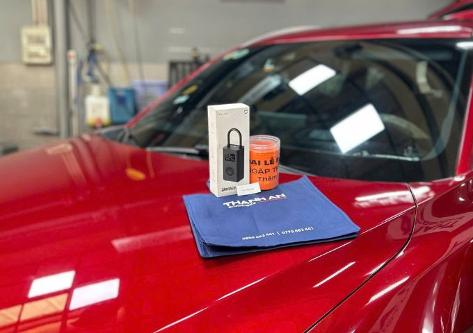 Khách hàng nhận quà sau khi thay nhớt ENEOS tại Thanh An Autocare