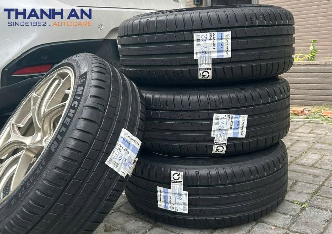 thay-vo-tan-noi-mazda-3-4-lop-michelin-225-45r18-pilot-sport-5