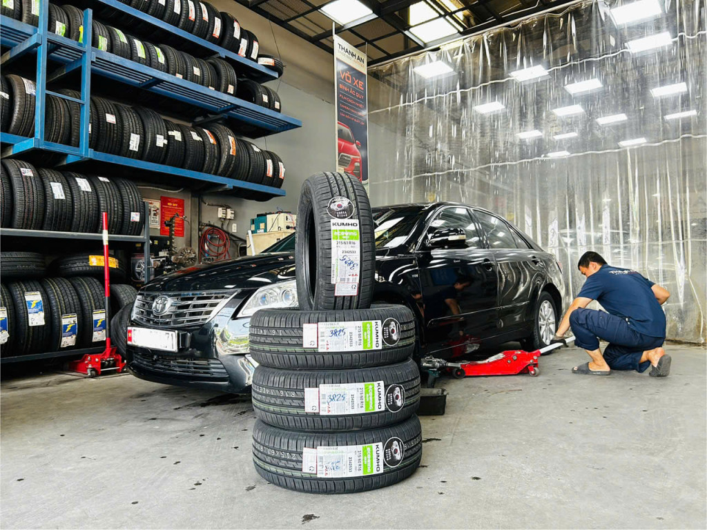 Hình ảnh Toyota Camry trang bị vỏ xe Kumho 215/60R16 ES31 mới nhất tại xưởng dịch vụ
