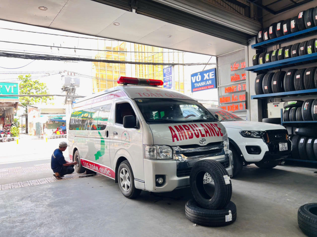 Kỹ thuật viên chuyên nghiệp đang thay vỏ xe Michelin 195R15 chính hãng tại nhà xưởng