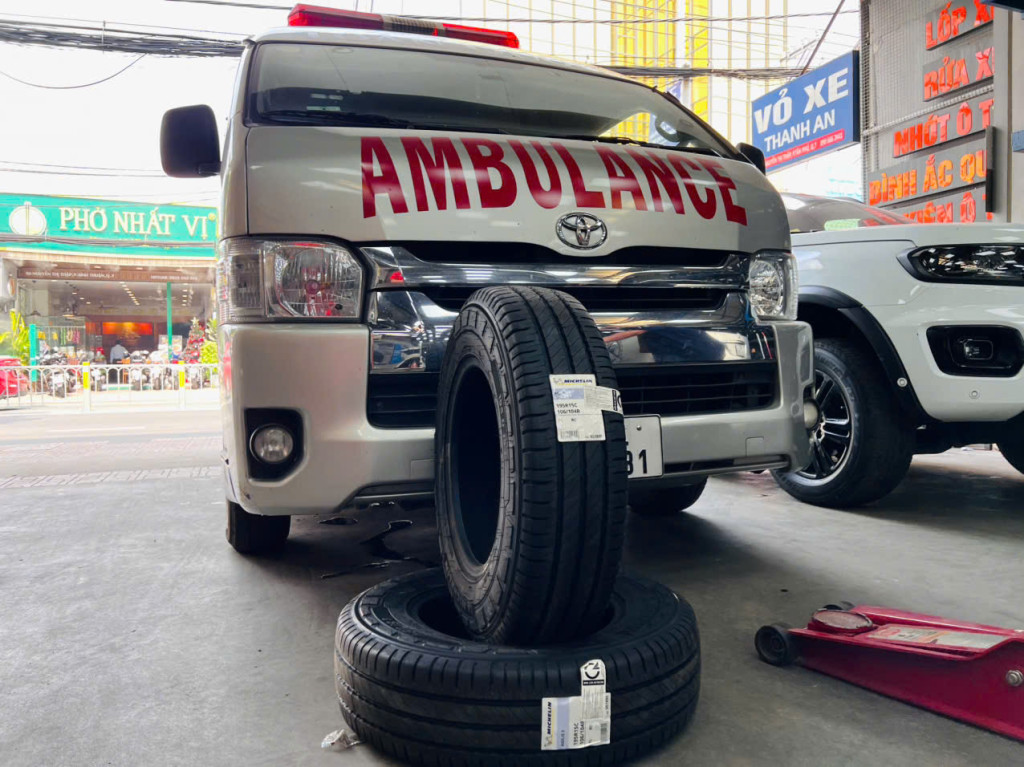 Xe Toyota Hiace lựa chọn thay vỏ xe Michelin 195R15 để di chuyển an toàn tại gara