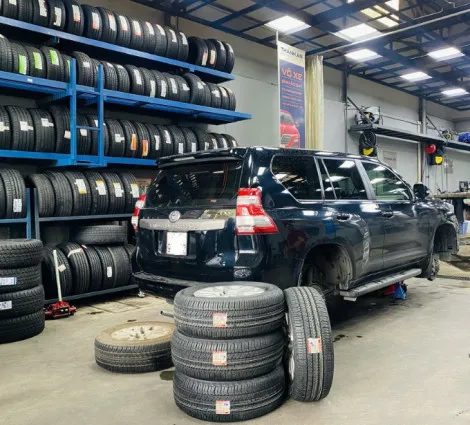 toyota landcruiser thay Lốp bridgestone 265 60R18 Thanh An Autocare