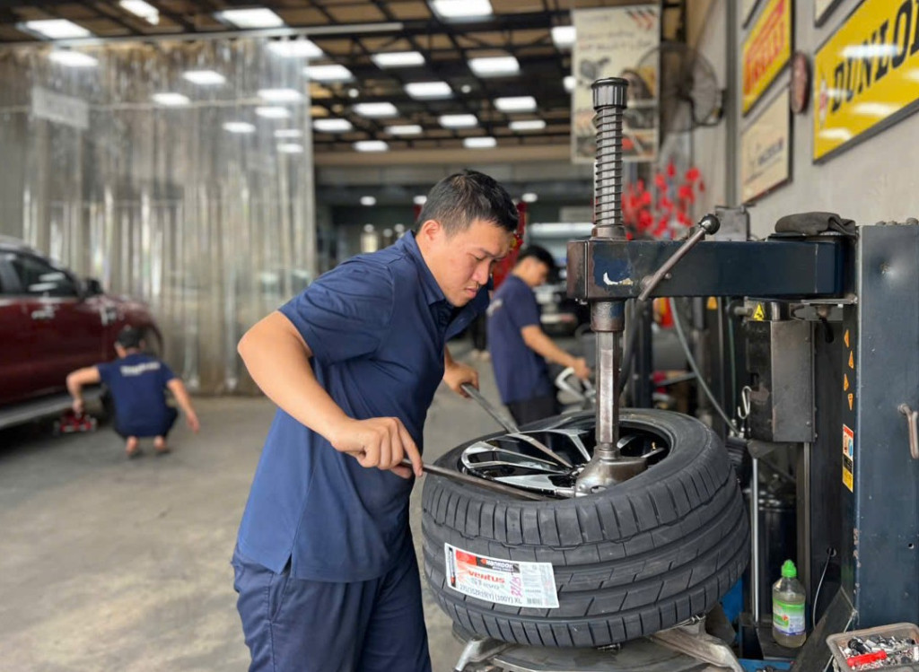 Vinfast Lux A thực hiện dịch vụ thay vỏ xe Hankook tại hệ thống gara Thanh An AutoCare