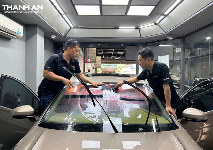 volkswagen-viloran-dan-phim-cach-nhiet-3m-crystalline-kinh-lai