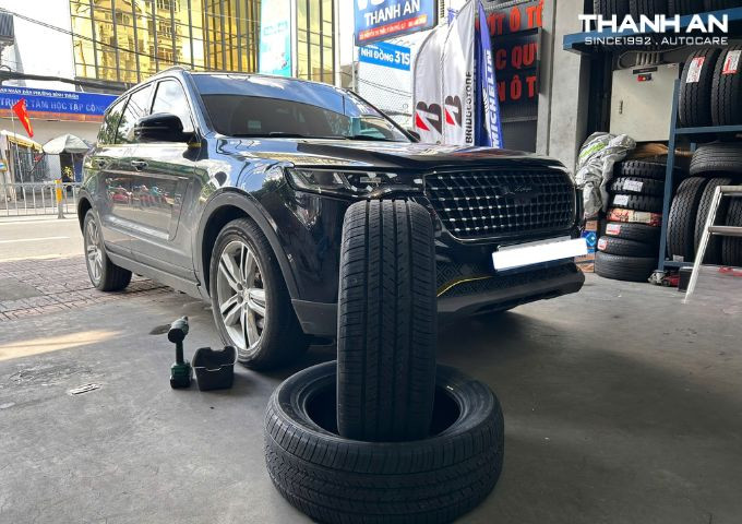 zotye-z8-thay-2-lop-atlas-235-55r19-force-uhp-thai-lan