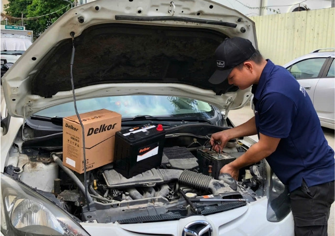 thay-binh-ac-quy-delkor-cho-mazda-cx-2-tai-quan-7