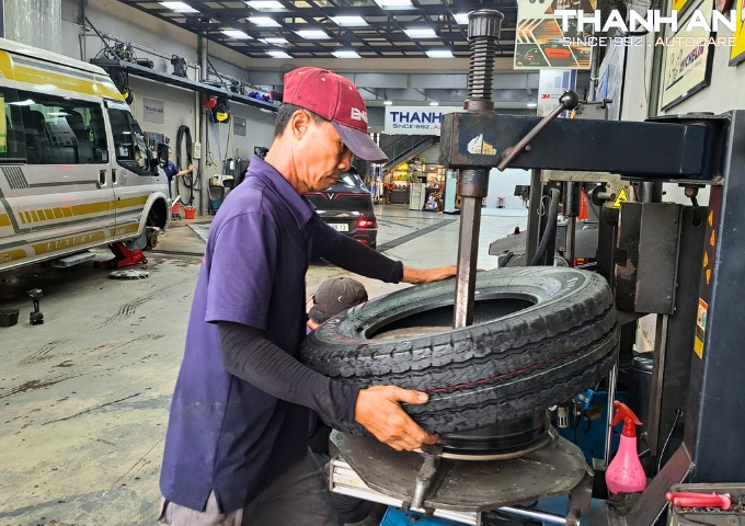 thay-lop-ford-transit-chinh-hang-tai-quan-7-hcm