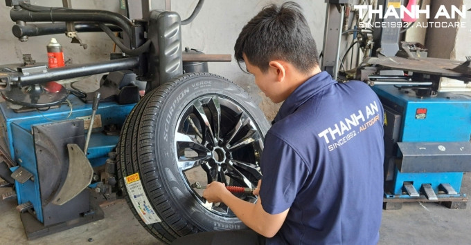 thay-lop-pirelli-255-55r19-scorpion-verde-runflat-chau-au-cho-audi-q7-quan-7